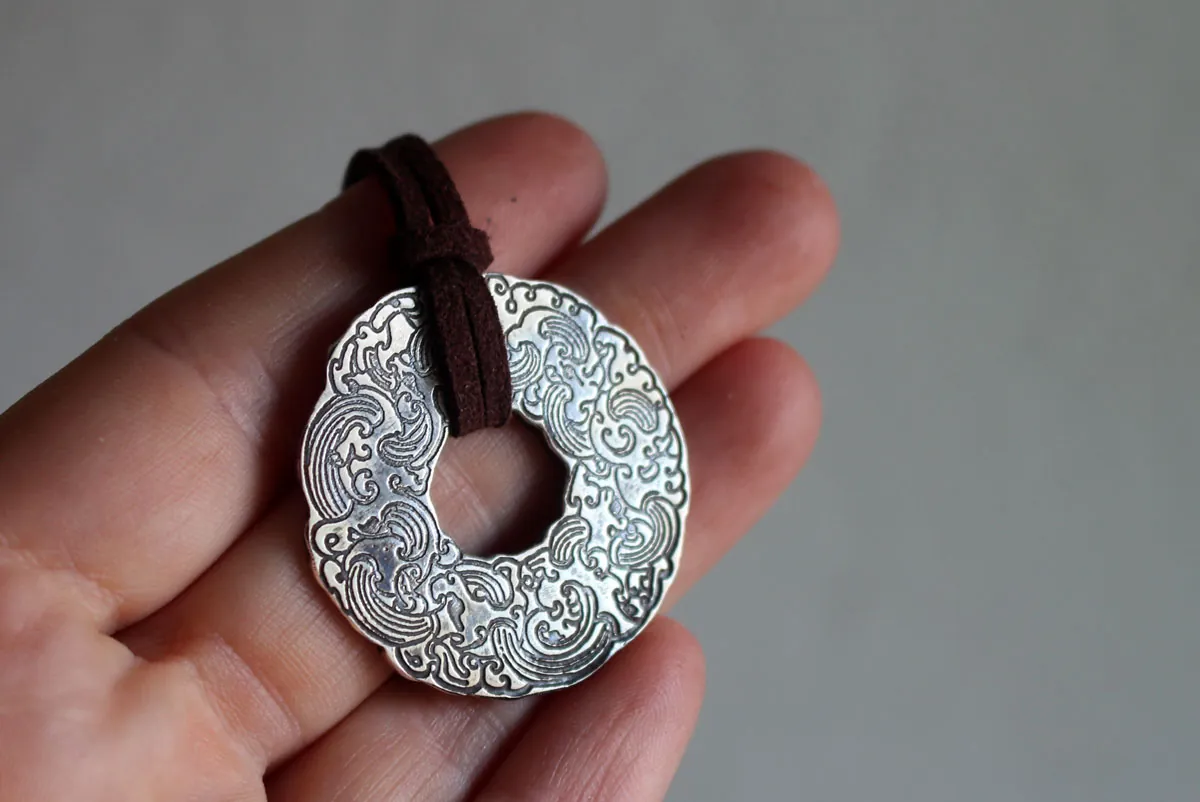 Le vent et la mer, collier cercle japonais de nuages et de vagues en argent