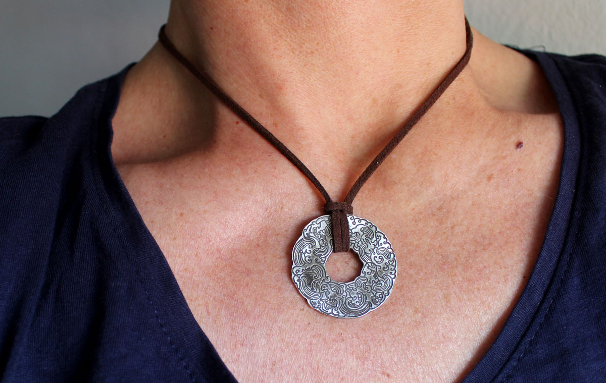 Le vent et la mer, collier cercle japonais de nuages et de vagues en argent