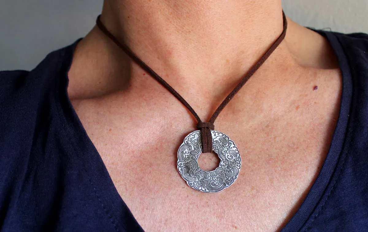 Le vent et la mer, collier cercle japonais de nuages et de vagues en argent