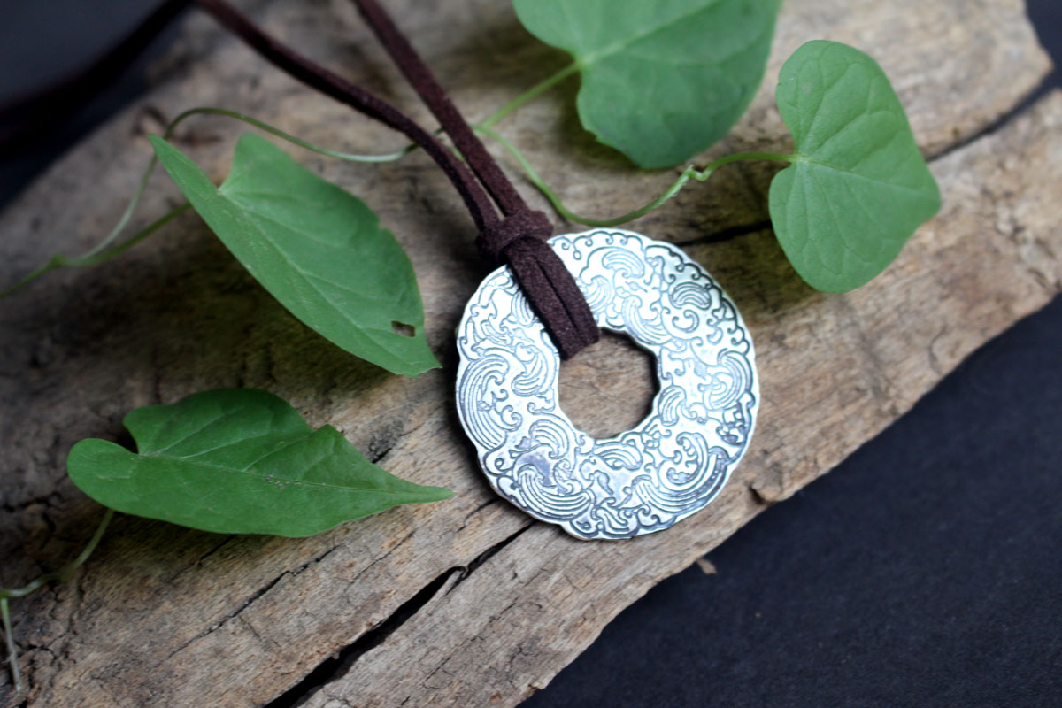 Le vent et la mer, collier cercle japonais de nuages et de vagues en argent