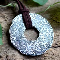 Le vent et la mer, pendentif cercle japonais de nuages et de vagues en argent