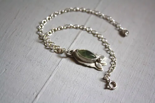Les fleurs du printemps, bracelet botanique en argent et prehnite