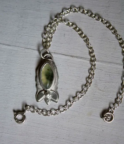 Les fleurs du printemps, bracelet botanique en argent et prehnite