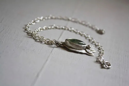 Les fleurs du printemps, bracelet botanique en argent et prehnite