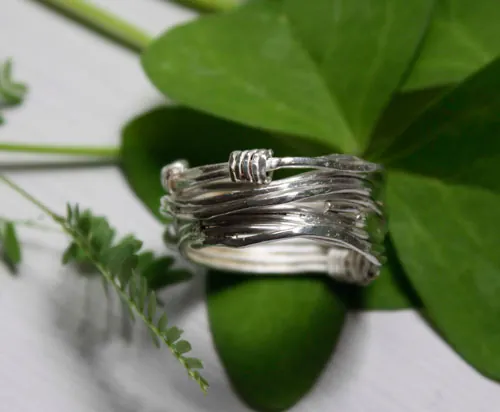 Les racines du hasard, bague tissage du fil de la vie grec en argent