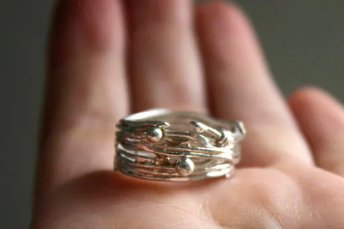 Les racines du hasard, bague tissage du fil de la vie grec en argent