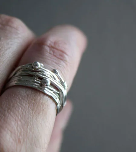 Les racines du hasard, bague tissage du fil de la vie grec en argent