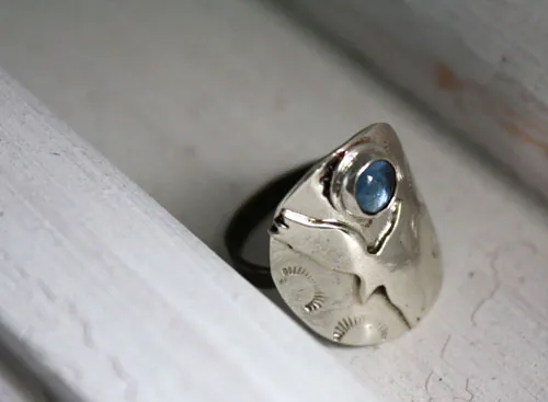 Libre, bague aigle en argent et zircon bleu