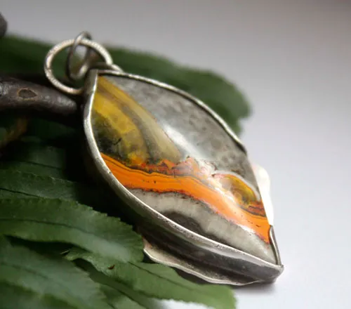 Liekki, pendentif feu sami en argent et jaspe bumblebee