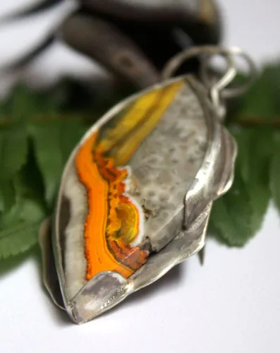 Liekki, pendentif feu sami en argent et jaspe bumblebee