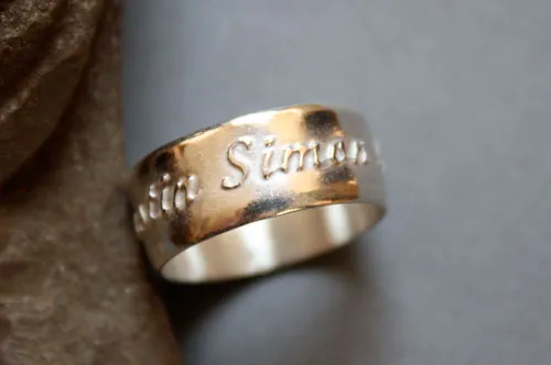 Lien de famille, bague personnalisée avec prénoms en relief en argent