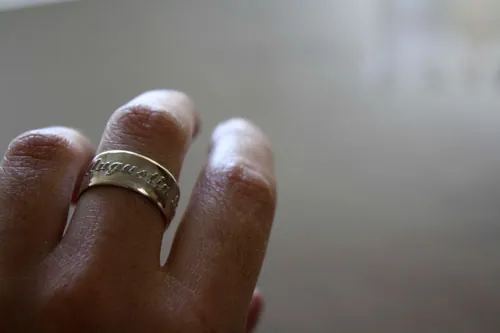 Lien de famille, bague personnalisée avec prénoms en relief en argent