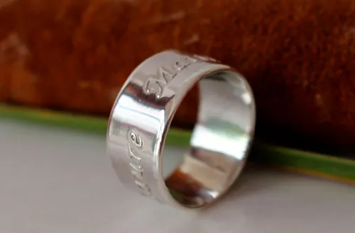 Lien de famille, bague personnalisée avec prénoms en relief en argent