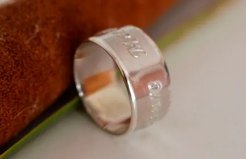 Lien de famille, bague personnalisée avec prénoms en relief en argent