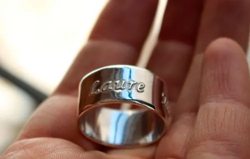 Lien de famille, bague personnalisée avec prénoms en relief en argent