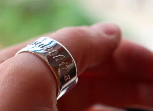 Lien de famille, bague personnalisée avec prénoms en relief en argent