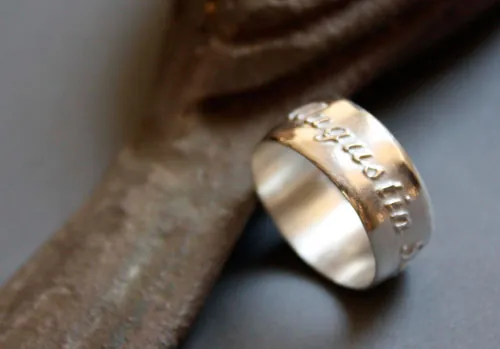 Lien de famille, bague personnalisée avec prénoms en relief en argent