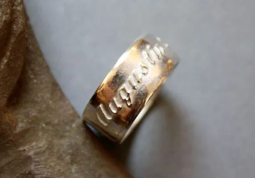 Lien de famille, bague personnalisée avec prénoms en relief en argent