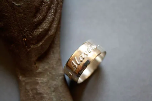 Lien de famille, bague personnalisée avec prénoms en relief en argent