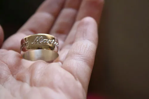 Lien de famille, bague personnalisée avec prénoms en relief en argent