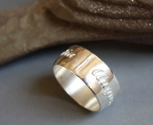 Lien de famille, bague personnalisée avec prénoms en relief en argent