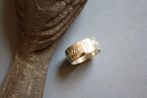 Lien de famille, bague personnalisée avec prénoms en relief en argent
