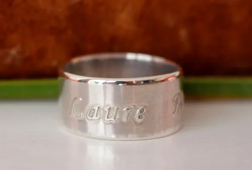 Lien de famille, bague personnalisée avec prénoms en relief en argent