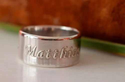Lien de famille, bague personnalisée avec prénoms en relief en argent