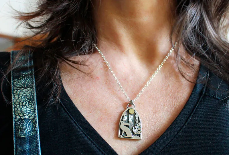 Lièvre des sous-bois, collier forêt sous la lune en argent et laiton
