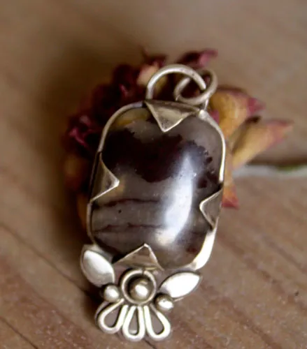 Loha, pendentif fleur de fer en argent et jaspe iron