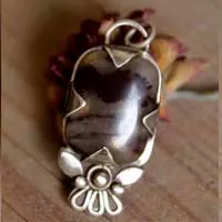 Loha, pendentif fleur de fer en argent et jaspe iron