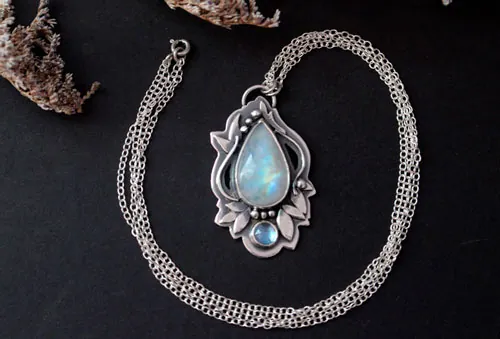 Luinil, collier elfique en argent, zircon bleu et labradorite blanche