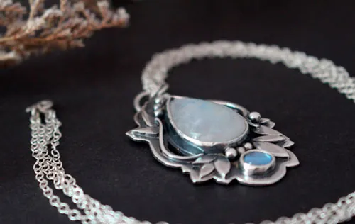 Luinil, collier elfique en argent, zircon bleu et labradorite blanche