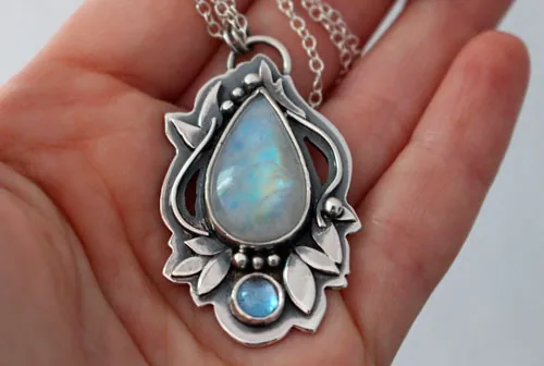 Luinil, collier elfique en argent, zircon bleu et labradorite blanche