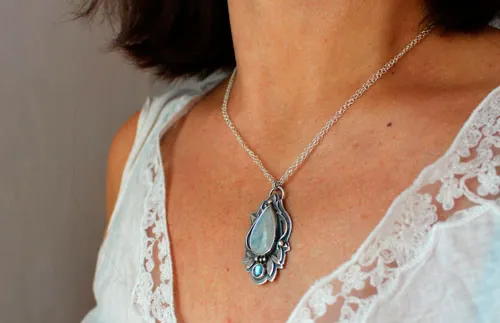 Luinil, collier elfique en argent, zircon bleu et labradorite blanche