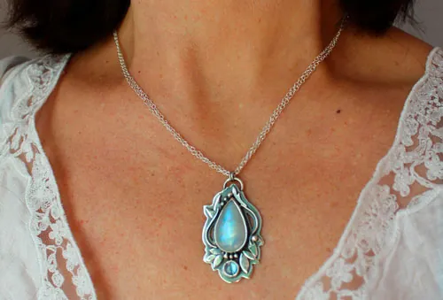 Luinil, collier elfique en argent, zircon bleu et labradorite blanche