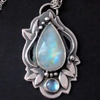 Luinil, collier elfique en argent, zircon bleu et labradorite blanche