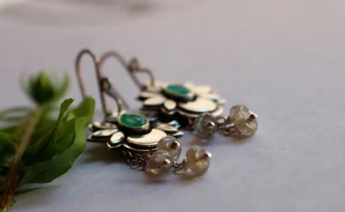 Lune d’eau, boucles d’oreilles lune fleur en argent, chrysoprase et labradorite