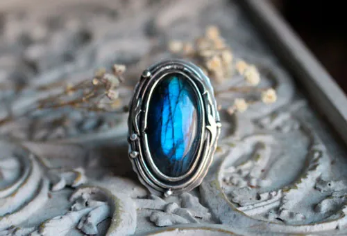 Lune de givre sur la forêt, bague elfique en argent et labradorite