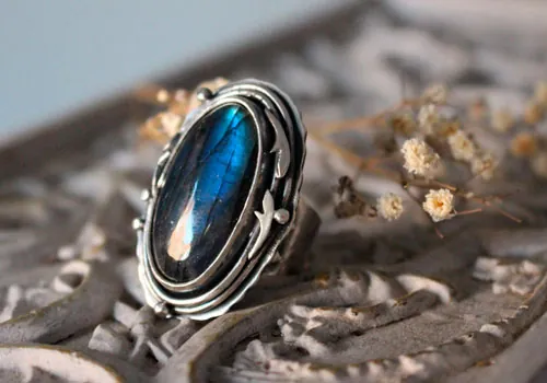 Lune de givre sur la forêt, bague elfique en argent et labradorite