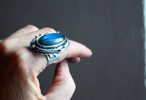 Lune de givre sur la forêt, bague elfique en argent et labradorite