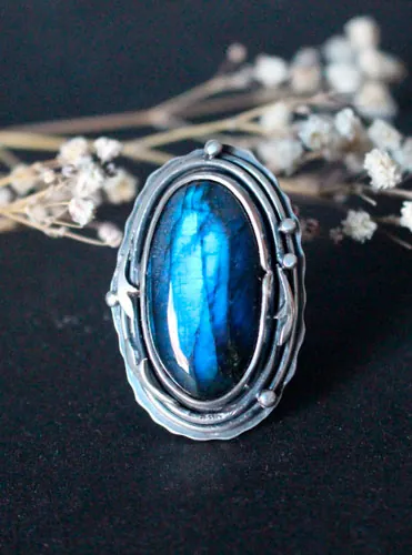Lune de givre sur la forêt, bague elfique en argent et labradorite