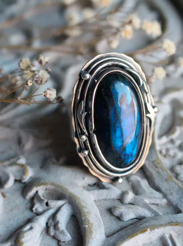 Lune de givre sur la forêt, bague elfique en argent et labradorite