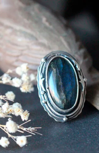 Lune de givre sur la forêt, bague elfique en argent et labradorite