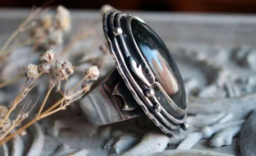 Lune de givre sur la forêt, bague elfique en argent et labradorite