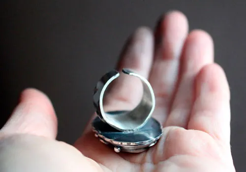 Lune de givre sur la forêt, bague elfique en argent et labradorite