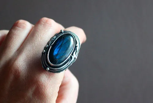 Lune de givre sur la forêt, bague elfique en argent et labradorite