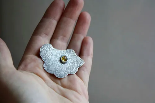 Lune de perse, broche route de la soie en argent et ambre