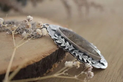 Lune du solstice, collier feuille de chêne en argent et quartz rutile