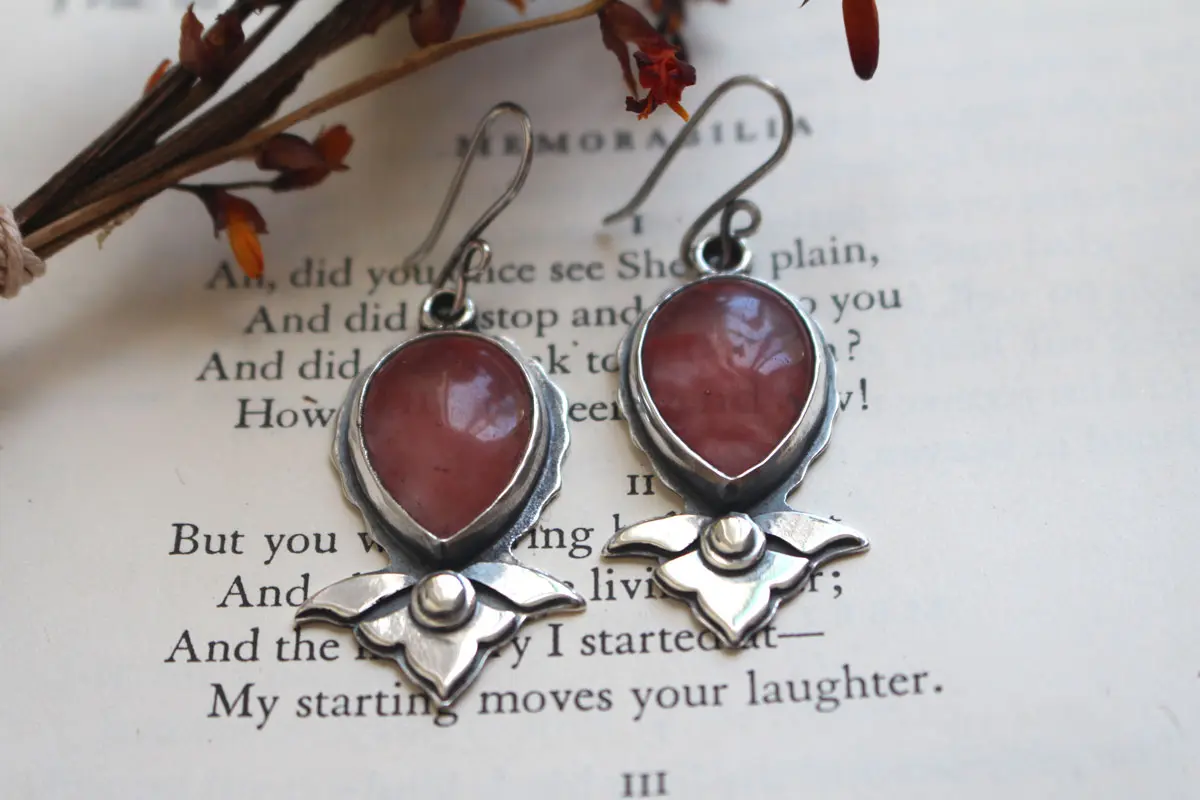 Lys d’orient, boucles d’oreilles fleur en argent et quartz fraise